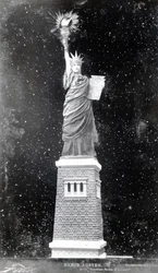 Ramie Austen als Freiheitsstatue, 1885
